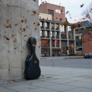 Gitarkasse foran Norges Musikkhøgskole