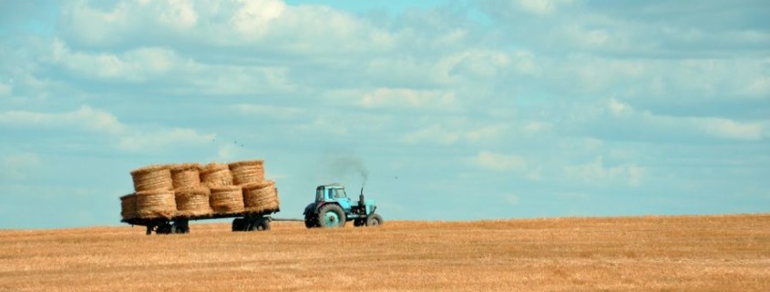Illustrativt bilde av traktor på en åker